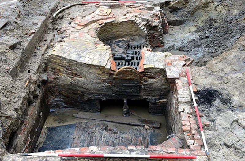 Spuistraat gevonden 16e eeuwse ovenrestanten