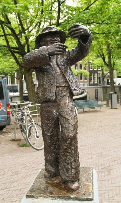 standbeeldje Kokadorus op het Amstelveld