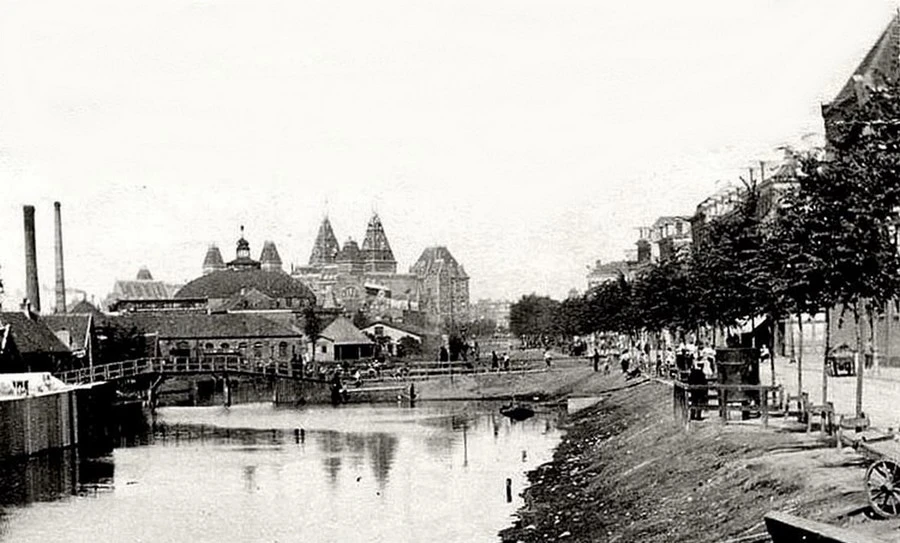 Ruysdaelkade en Boerenwetering naar Stadhouderskade, gebouw met ronde koepel is Arena circusgebouw