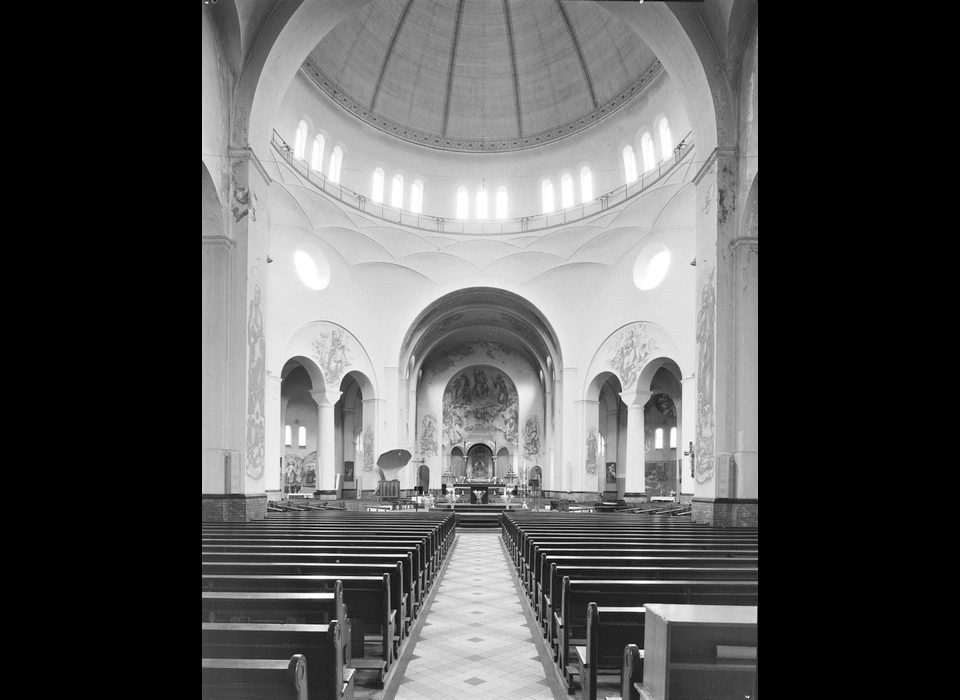 Ambonplein 79 Gerardus Majellakerk interieur naar priesterkoor (1970)