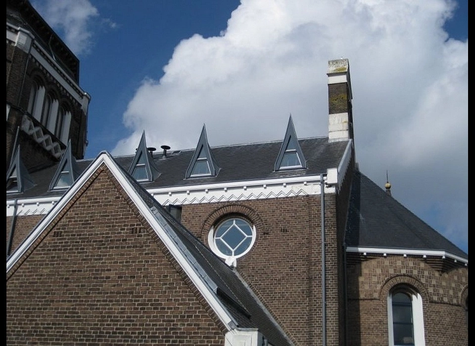 Ambonplein 79 Gerardus Majellakerk lichtkoepels (2014)
