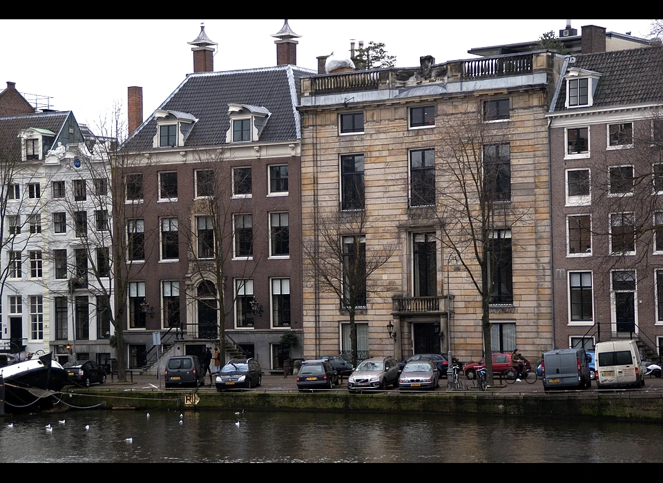 Amstel 216-218 links is het huis dat Coenraad eerst huurde, na zijn huwelijk verhuisde hij naar het rechtse huis (2017)