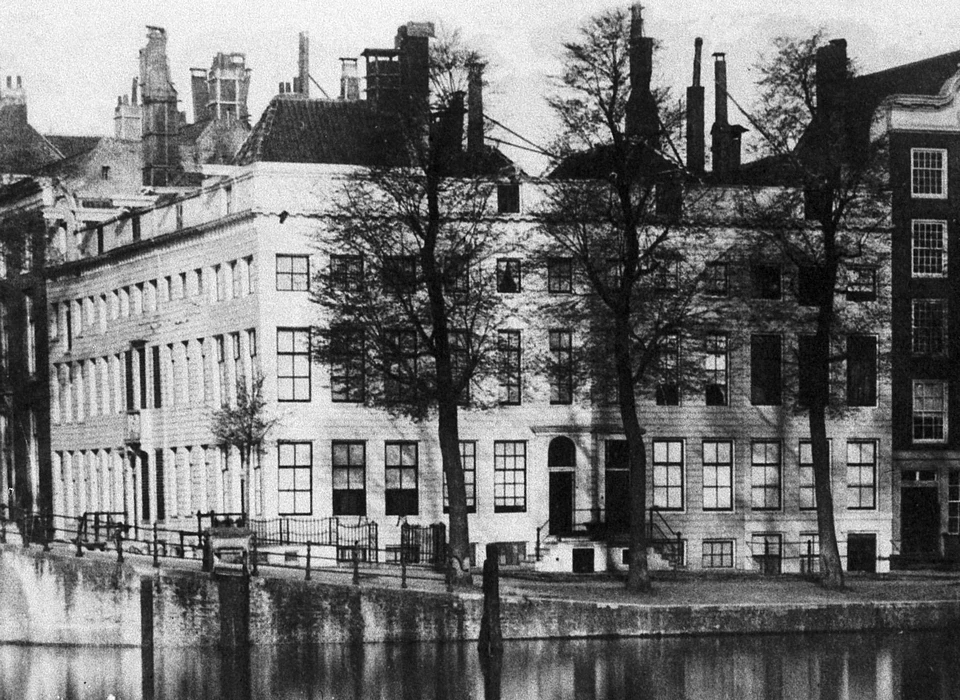 Amstel 208-212 (1855) hoekhuis nummert op de Herengracht 