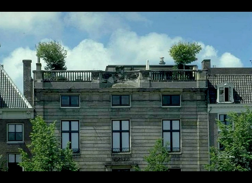 Amstel 216 Huis met de Bloedvlekken met penthouse en dakterras (2003)