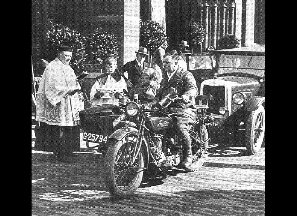 Amsteldijk 36 Sint Willibrordus buiten de Veste Zegening van auto's en motoren (1930)