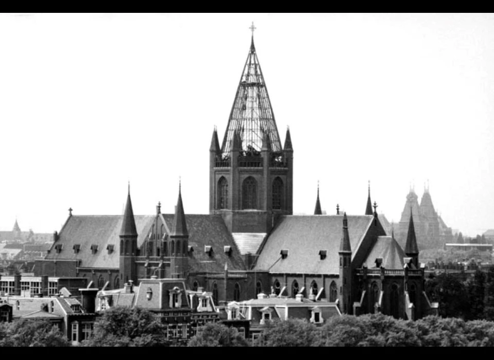 Amsteldijk 36 Afbraak Willibrorduskerk gestart met demontage toren (1970)