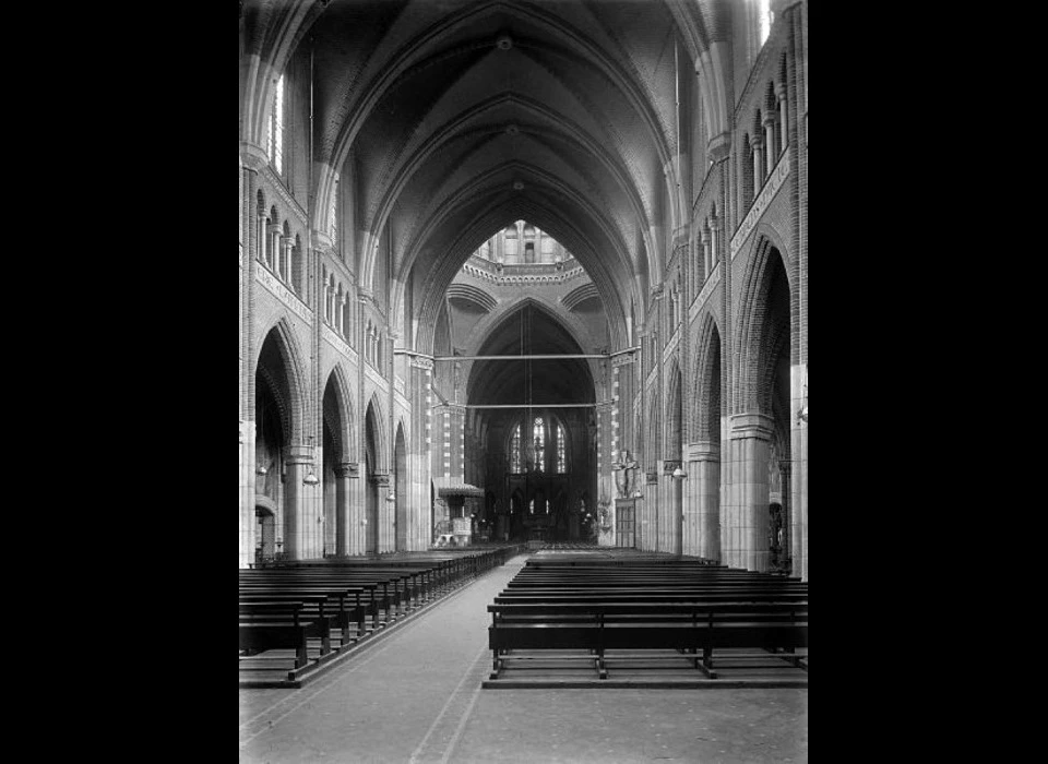 Amsteldijk 36 Sint Willibrordus buiten de Veste Interieur naar oosten (1960c)