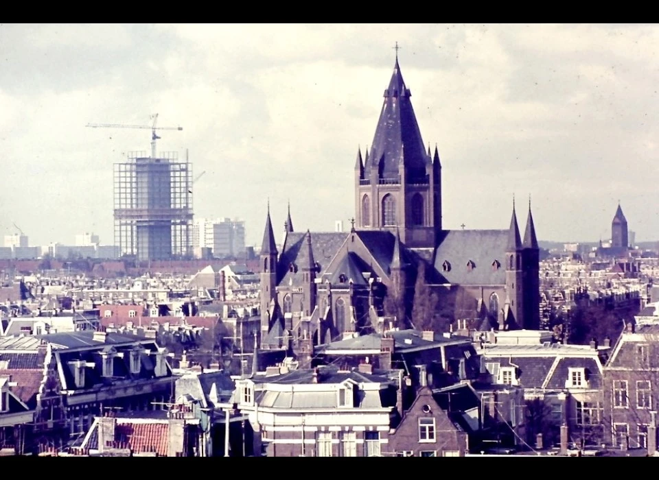 Amsteldijk 36 Sint Willibrorduskerk buiten de Veste op achtergrond Okura hotel in aanbouw (1967)