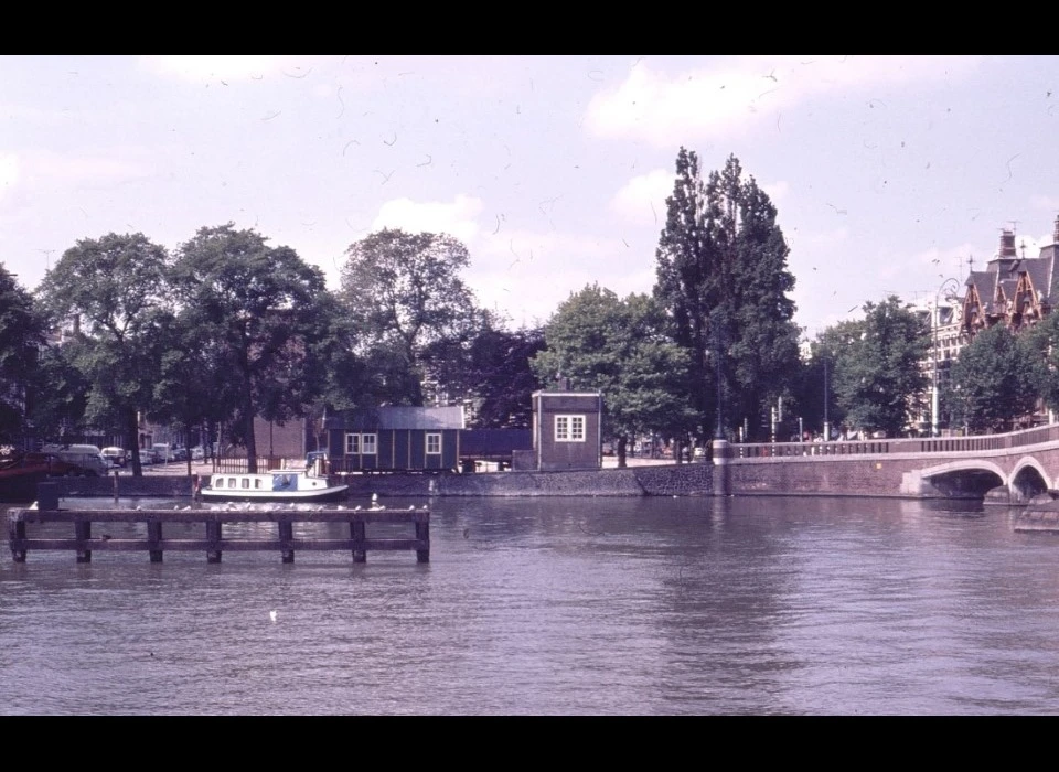 Amsteldijk 36 De lege plek na afbraak van de Sint Willibrordus (1985)