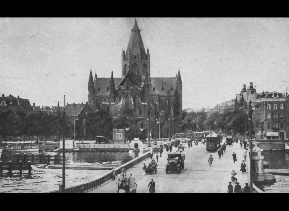 Amsteldijk 36 Sint Willibrordus buiten de Veste vanaf Weesperzijde met Nieuwe Amstelbrug (1928)