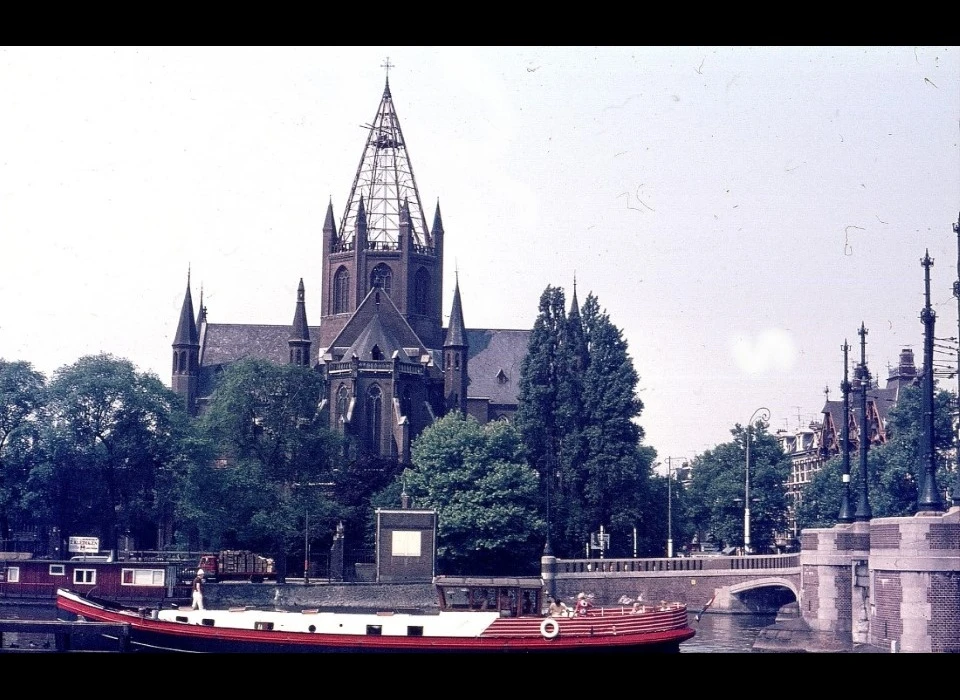 Amsteldijk 36 Afbraak Willibrorduskerk gestart met demontage toren (1970)
