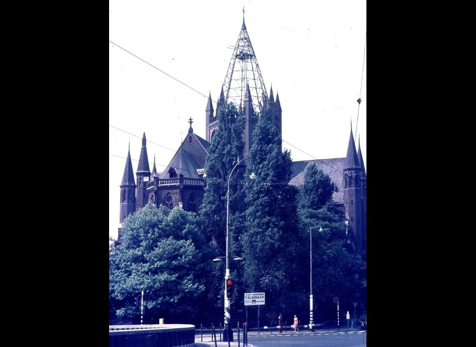 Amsteldijk 36 Afbraak Willibrorduskerk gestart met demontage toren (1970)