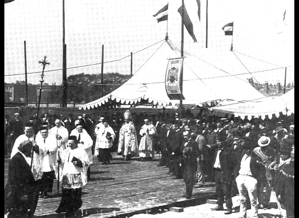 Amsteldijk 36 6 nov. 1899 inwijding van de Sint Willibrordus buiten de Veste door mgr. Caspar Bottemanne, bisschop van Haarlem