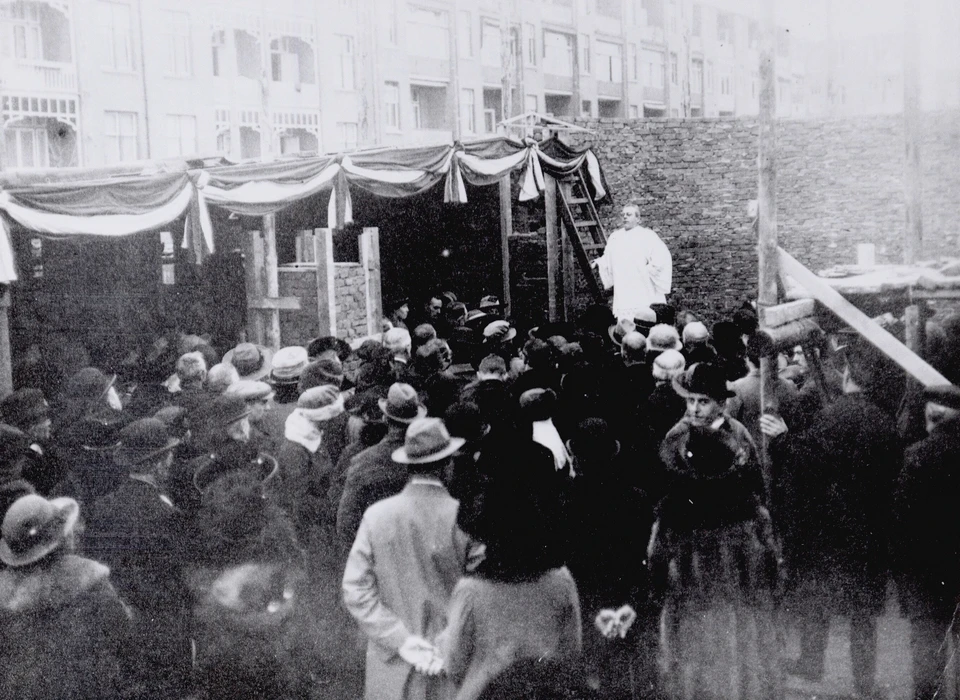 Amstelveenseweg 163 Sint Agneskerk eerste steenlegging door pastoor Snelders (1921)