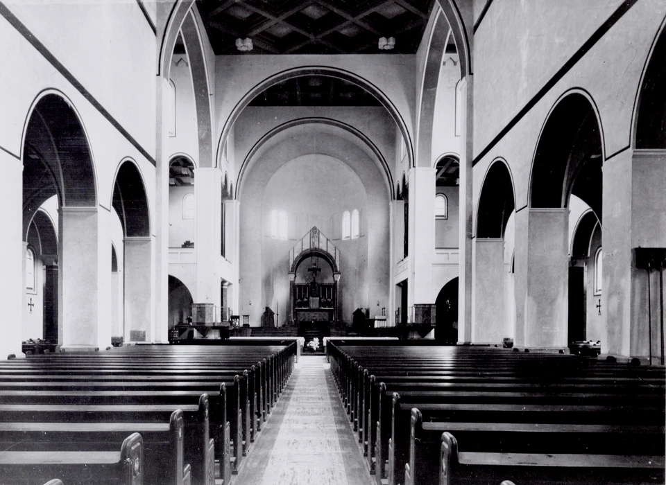 Amstelveenseweg 163 Sint Agneskerk kerkzaal naar altaar (1932)