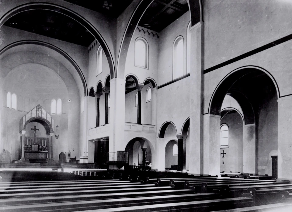 Amstelveenseweg 163 Sint Agneskerk kerkzaal naar altaar (1932)