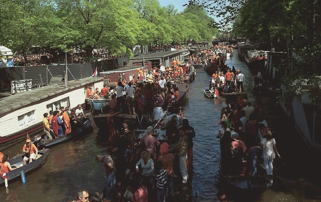 Koninginnedag aan de Prinsengracht bij Amstelveld