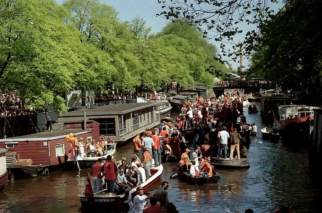 Koninginnedag aan de Prinsengracht bij Amstelveld