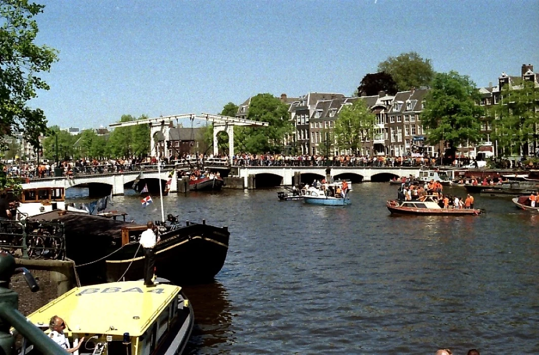 Koninginnedag op de Amstel bij Magerebrug