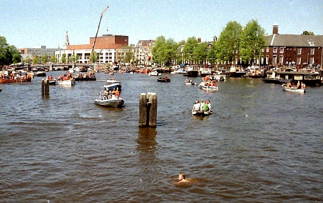 Koninginnedag op de Amstel bij Nieuwe Keizersgracht