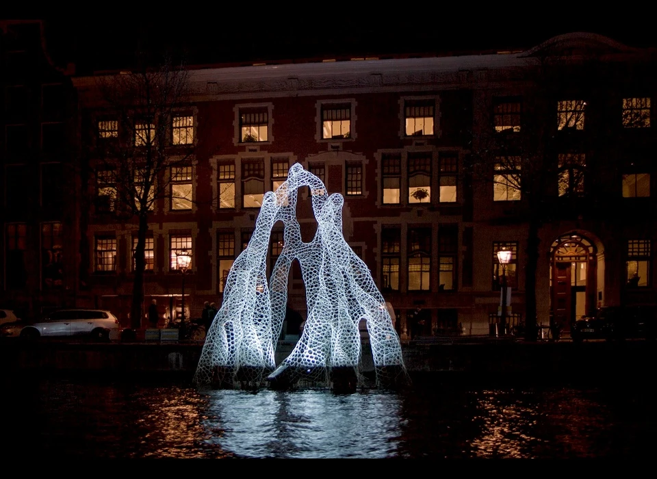 In de Herengracht verrijst een futuristisch landschap. ‘Arborescence’ lijkt op een kruising tussen geavanceerde straatlantaarns 
					  en de poreuze stammen van een mangrovebos dat krioelt van de vuurvliegjes. (Loop.pH (GB) is een ruimtelijk laboratorium en werd in 2003 opgericht door Mathias Gmachl en Rachel Wingfield. Wingfield 
					  studeerde aan de Royal College of Art. Gmachl heeft een achtergrond in experimentele muziek.) 2014