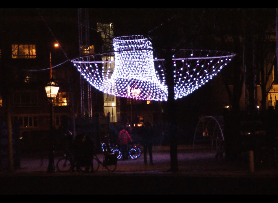 Meer dan 1000 lampjes gebruiken amigo and amigo (Renzo B. Larriviere en Simone Chua) in hun installatie 'Parabolic Lightcloud' om iets 
					  onzichtbaars zichtbaar te maken: onze menselijke emoties. Met verschillende kleurencombinaties, patronen en overgangen brengen ze heftige gevoelens als liefde of blijdschap over, maar ook rustigere stemmingen 
					  als kalmte of treurigheid. Maar let op: die ‘overdracht’ werkt net zo goed andersom! Een digitaal aangestuurd medium, zoals deze lichtinstallatie, geeft ons allerlei prikkels waarop we (vaak onbewust) reageren. 
					  Zo kan het net zo goed een grote invloed op ónze stemming hebben. (De Peruaanse Renzo B. Larriviere (1985, foto) en de Australische Simone Chua (1987) leerden elkaar kennen tijdens hun opleiding industriële 
					  vormgeving aan de University of Technology in Sydney. Samenwerken beviel hen zo goed, dat ze in 2012 als duo hun lichtontwerpbureau amigo and amigo oprichtten. Hun grootschalige, technisch complexe 
					  lichtinstallaties zijn vaak speels en nodigen toeschouwers uit tot interactie.) 2018