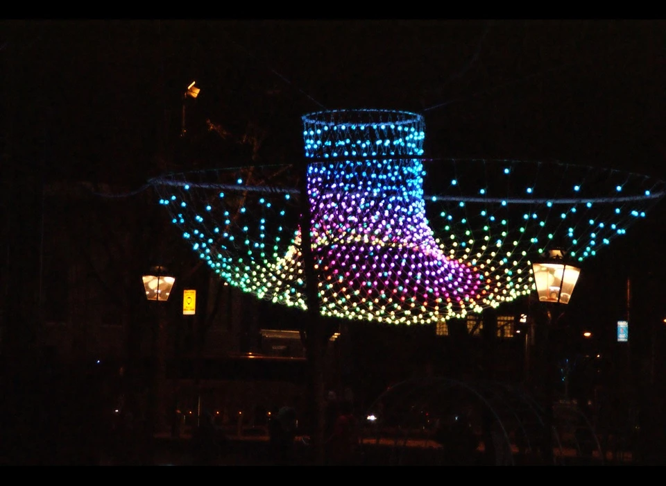 Meer dan 1000 lampjes gebruiken amigo and amigo (Renzo B. Larriviere en Simone Chua) in hun installatie 'Parabolic Lightcloud' om iets 
					  onzichtbaars zichtbaar te maken: onze menselijke emoties. Met verschillende kleurencombinaties, patronen en overgangen brengen ze heftige gevoelens als liefde of blijdschap over, maar ook rustigere stemmingen 
					  als kalmte of treurigheid. Maar let op: die ‘overdracht’ werkt net zo goed andersom! Een digitaal aangestuurd medium, zoals deze lichtinstallatie, geeft ons allerlei prikkels waarop we (vaak onbewust) reageren. 
					  Zo kan het net zo goed een grote invloed op ónze stemming hebben. (De Peruaanse Renzo B. Larriviere (1985, foto) en de Australische Simone Chua (1987) leerden elkaar kennen tijdens hun opleiding industriële 
					  vormgeving aan de University of Technology in Sydney. Samenwerken beviel hen zo goed, dat ze in 2012 als duo hun lichtontwerpbureau amigo and amigo oprichtten. Hun grootschalige, technisch complexe 
					  lichtinstallaties zijn vaak speels en nodigen toeschouwers uit tot interactie.) 2018