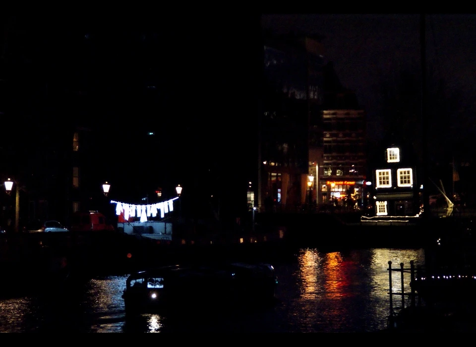 Lichtgevend wasgoed hangt aan waslijnen te wapperen 
					  alsof het een zomerse dag is in Amsterdam. De wit oplichtende kledingstukken, een vrolijke verzameling hemden, T-shirts, ondergoed, 
					  broeken en jurken, hangen aan weerszijde van de gracht. Ook zijn er enkele bijzondere kledingstukken te zien zoals een Turkse 
					  wijde broek, een traditionele Joodse jurk of een Marokkaanse djellaba. Samen vertegenwoordigen deze stukken de culturele en 
					  etnische mix van bewoners van de stad. Verspreid tussen verschillende typisch Amsterdamse woonboten is Neighborhood een subtiele 
					  maar verrassende ingreep in het straatbeeld. Het is een ontwerp van Sergey Kim. 2019