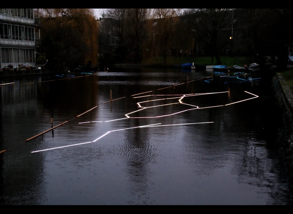 Icebreaker door Wilhelmusvlug. Schaatsen is een Nederlandse 
					  wintertraditie. Welke Nederlander wordt er niet enthousiast van schaatsen op natuurijs met het daarbij behorende het onheilspellend 
					  geluid van krakend ijs en wegschietende scheuren in het bevroren oppervlak?! Maar door de opwarming van de aarde is het steeds minder 
					  vaak mogelijk om te schaatsen op bevroren wateren zoals de grachten van Amsterdam. Icebreaker is een kunstwerk dat ons herinnert aan 
					  de tijd dat de grachten nog jaarlijks bevroren en tegelijk waarschuwt voor de gevolgen van de opwarming van de aarde. 2019