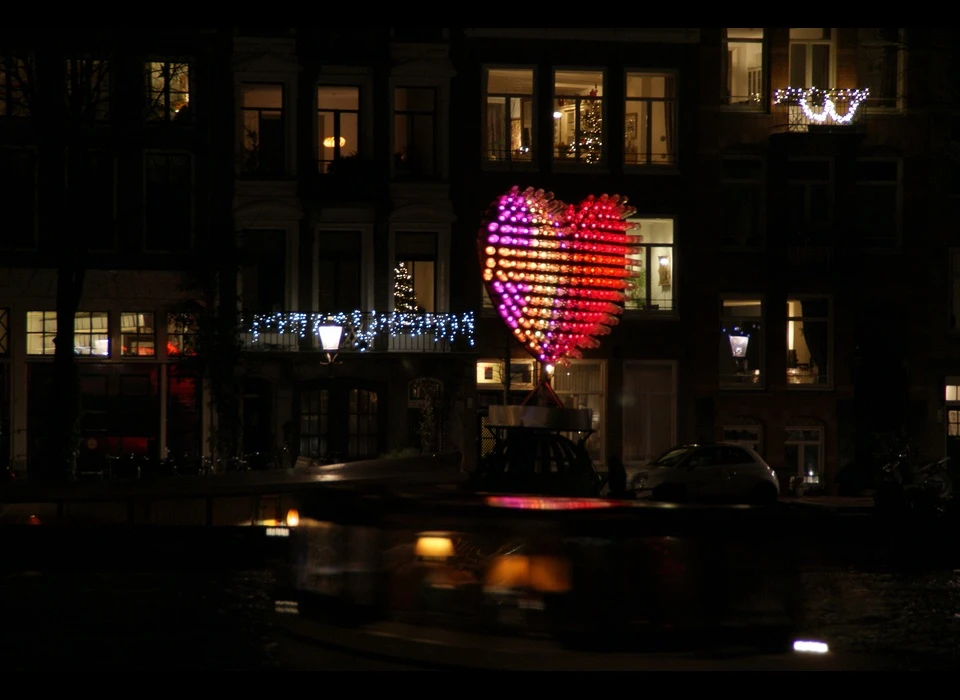 Er is geen stad ter wereld waar zoveel mensen met verschillende nationaliteiten wonen als in Amsterdam: maar liefst 178. 
					  Samen vormen de bewoners het kloppende hart van de stad. Dat beeld is nu voor iedereen zichtbaar. (Saskia Hoogendoorn en Lieuwe Martijn Wijnands (NL) maken al acht jaar werken die mensen verbinden 
					  en inspireren. Als Tijdmakers werken ze samen met experts uit verschillende disciplines.) 2014