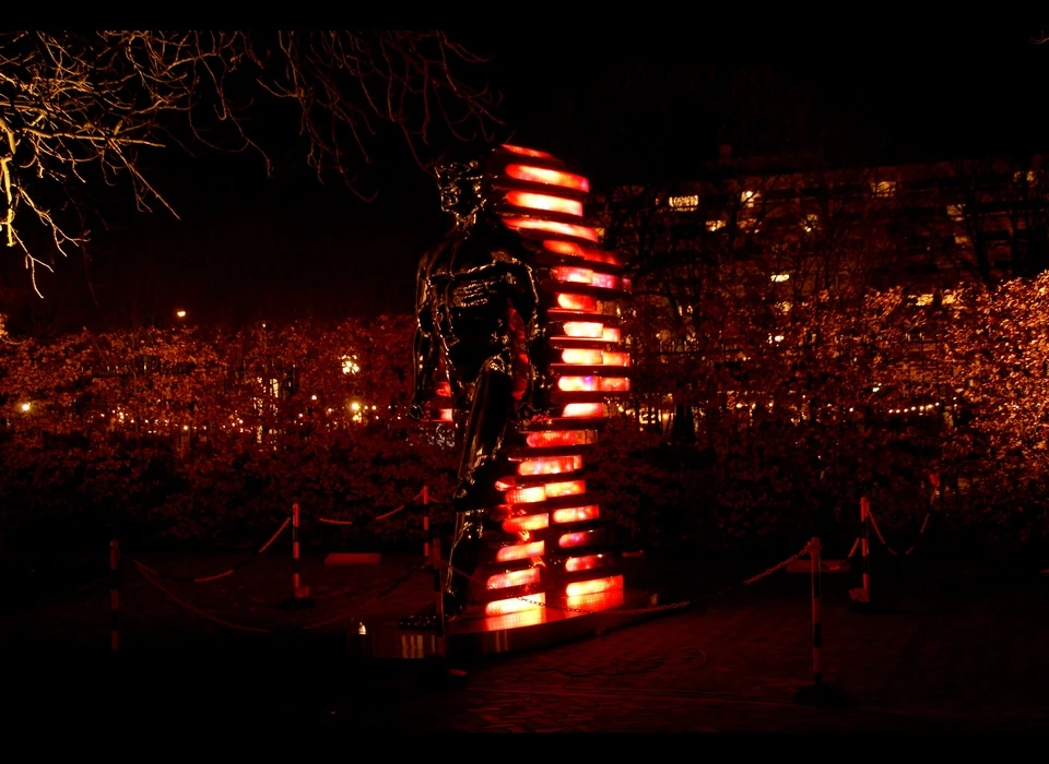 Speederman is een vier meter hoge en 600 kilogram zware lichtsculptuur die een naakte man in een snelle beweging voorstelt. (David Cerny) 2014