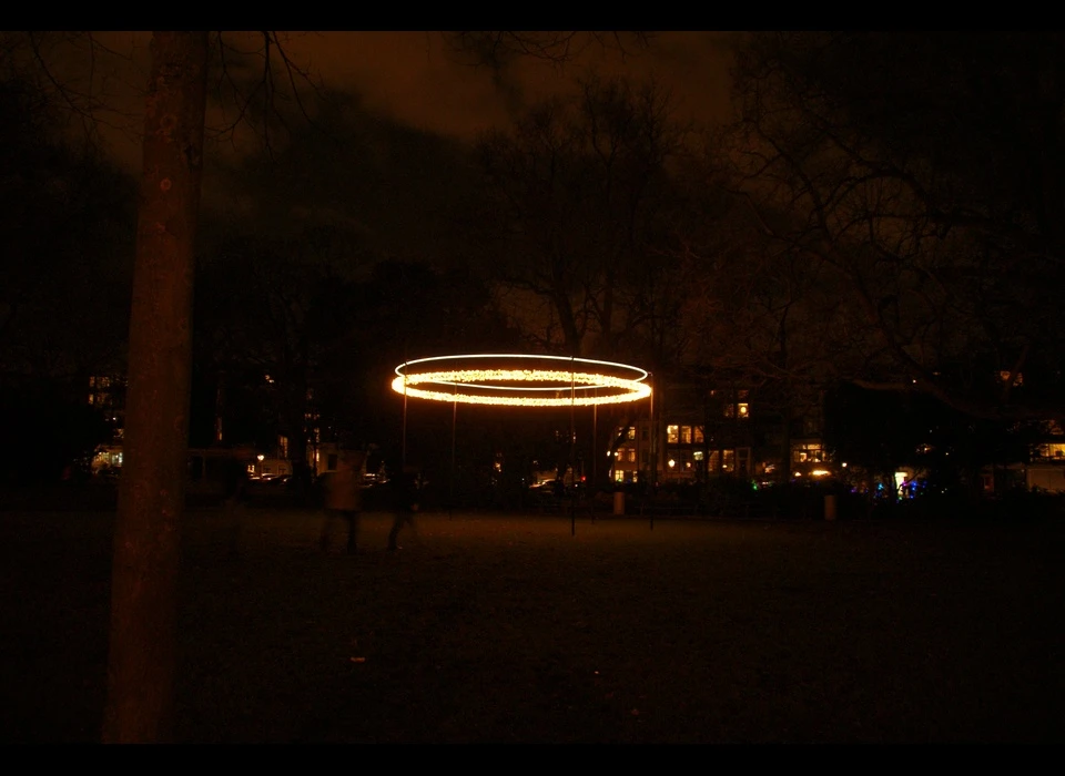 Met ‘Object O’ hebben de ontwerpers de dynamiek van de stad in haar essentie proberen te vangen. Licht is rond, warm of koud en laat het 
					  cyclische aspect van een dag zien, hoewel de grenzen daarvan soms vervagen. Wat als onze zon, of onze maan, slechts een ring zou zijn? De twee ringen in dit werk brengen de hemellichamen samen. (Paul van Laak (NL) 
					  werd opgeleid door lichtontwerper Tom Donnellan. Sinds 1983 maakt hij lichtontwerpen voor theater, tentoonstellingen, architectuur. Arnout Meijer (NL) studeerde aan de Design Academy Eindhoven, heeft een 
					  multidisciplinaire studio en richt zich op lichtontwerp.) 2014