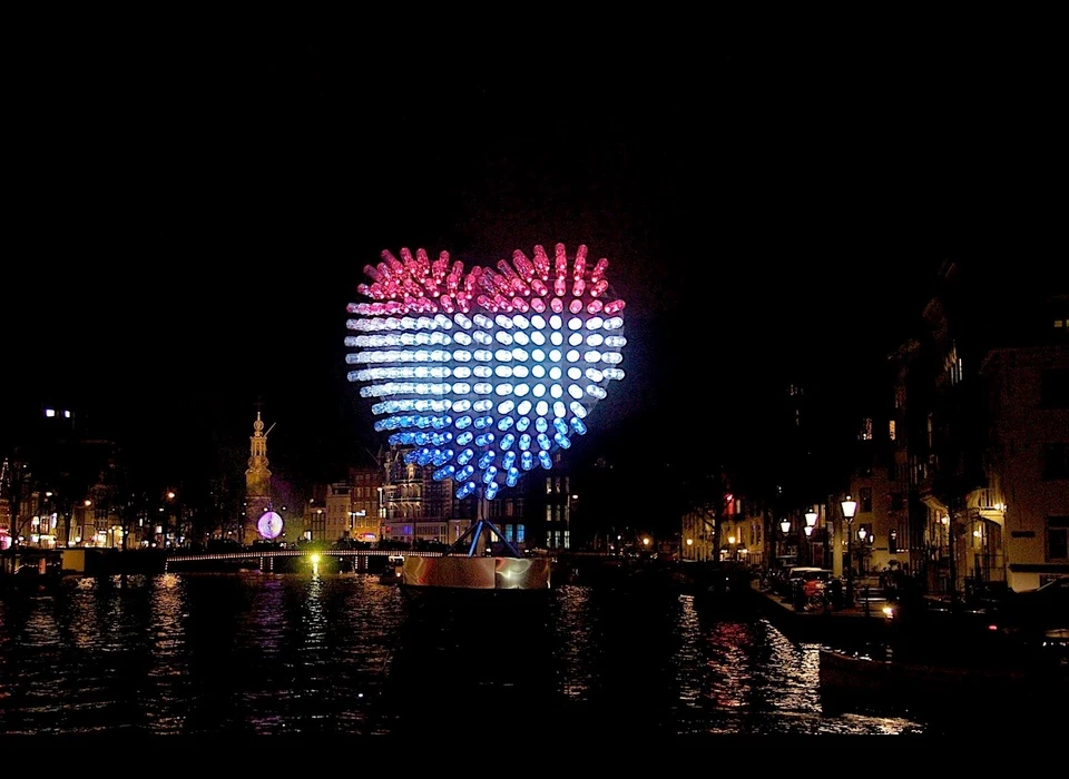 Er is geen stad ter wereld waar zoveel mensen met verschillende nationaliteiten wonen als in Amsterdam: maar liefst 178. 
					  Samen vormen de bewoners het kloppende hart van de stad. Dat beeld is nu voor iedereen zichtbaar. (Saskia Hoogendoorn en Lieuwe Martijn Wijnands (NL) maken al acht jaar werken die mensen verbinden 
					  en inspireren. Als Tijdmakers werken ze samen met experts uit verschillende disciplines.) 2014