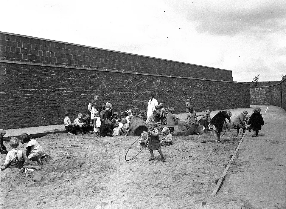 Asterdwarsweg 10 Asterdorp zandbak (1930)