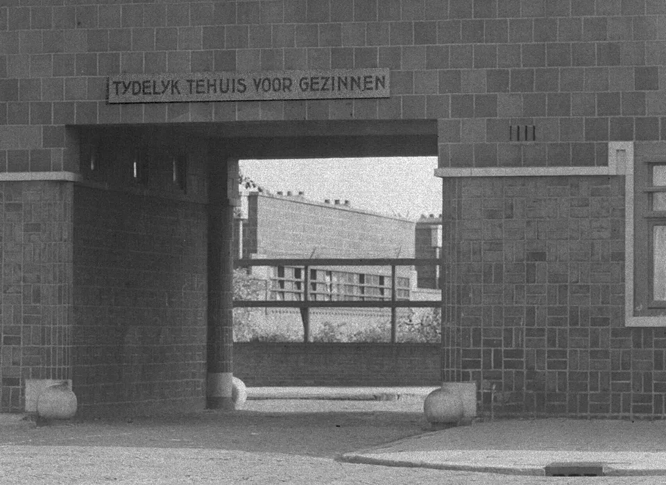 Asterdwarsweg 10 Asterdorp detail poort met tekst 'Tijdelijk tehuis voor gezinnen' (1934)