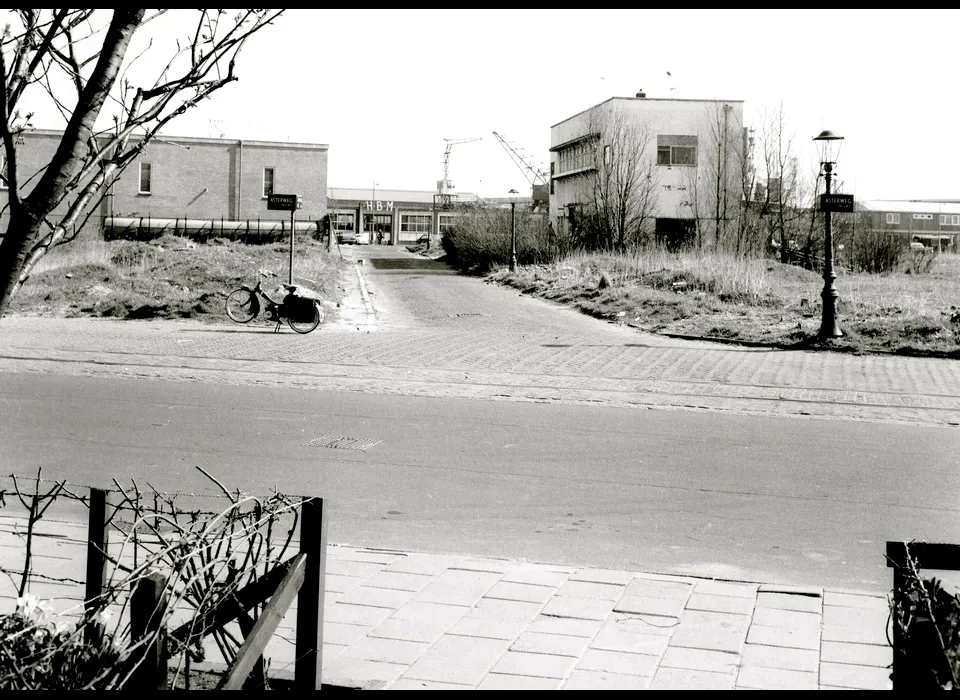 Asterdwarsweg 10 Asterdorp vanaf Distelweg naar poortgebouw (rechts) (ca.1975)