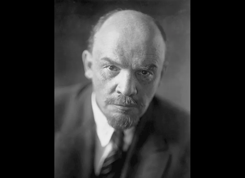 Lenin (1870-1924) is het pseudoniem van de marxistische Vladimir Iljitsch Oeljanov. Hij is leider van de Bolsjewistische Partij, vanaf 1918 de Russisch Communistische Partij.