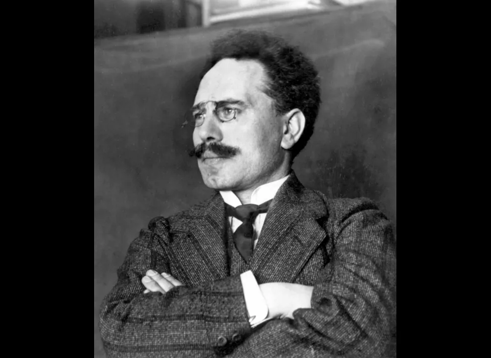 Karl Liebknecht (1871-1919) had een leidinggevende functie bij de SPD, maar wordt na de door hem opgerichte Spartacusbond aan de kant geschoven. De Bond wordt in december 1918 omgedoopt in KPD 
					  (Communistische Partij Duitsland). Januari 1919 volgt de Spartacusrevolutie, een vervolg op de novemberrevolutie van 1918. De Duitse regering wijkt uit naar Weimar. Rechtse knokploegen krijgen vrij spel en vermoorden Liebknecht. Uit deze knokploegen worden later, door o.a. Adolf Hitler, de 
					  leden voor de SA gerekruteerd.