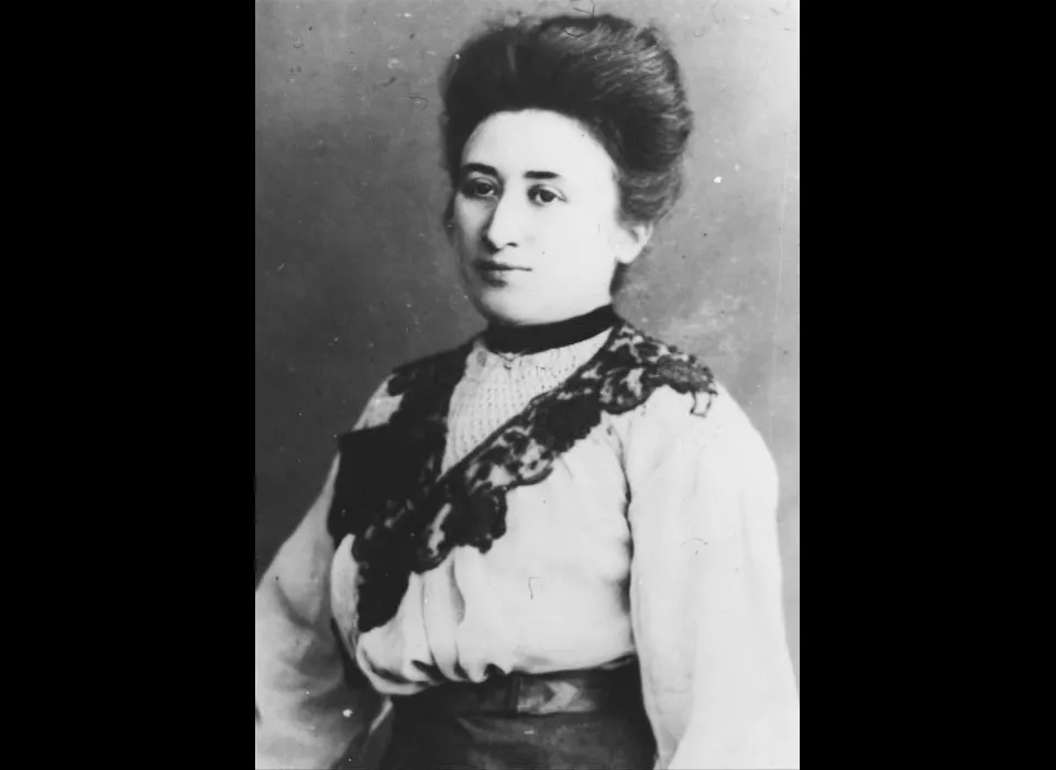 Rosa Luxemburg (1871-1919) is medeoprichter van de Spartacusbond. Ook zij wordt door de rechtse knokploegen vermoord. Zie verder bij Karl Liebknecht.