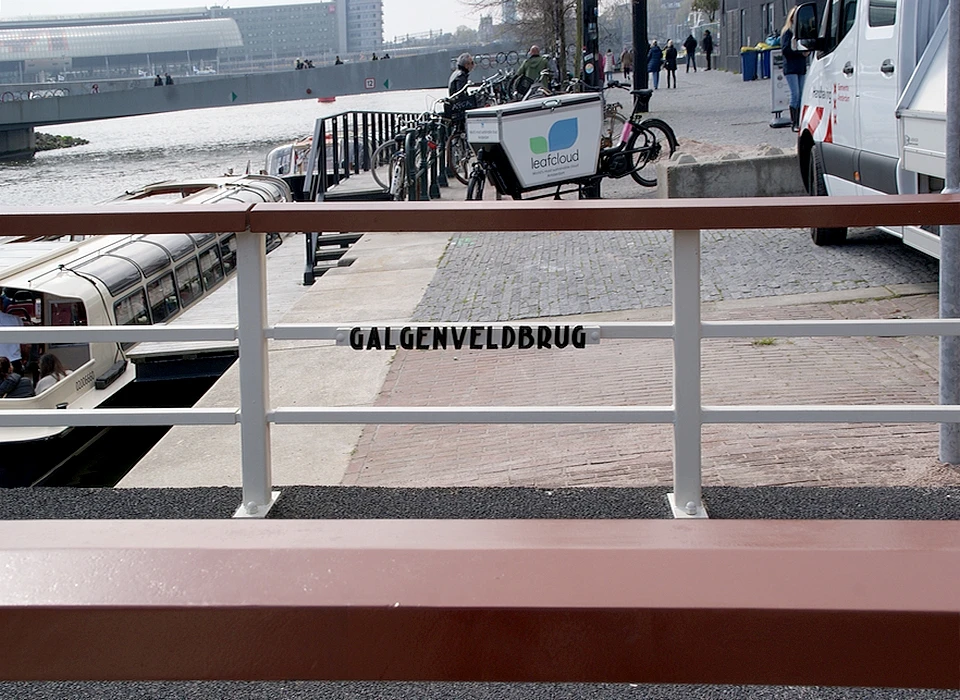 Badhuiskade Galgenveldbrug naamschild (2023)