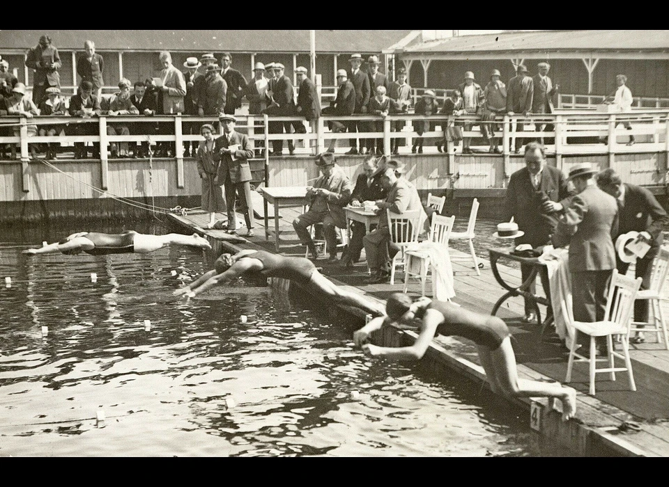 Badhuis Obelt zwemwedstrijd vrouwen (1926)