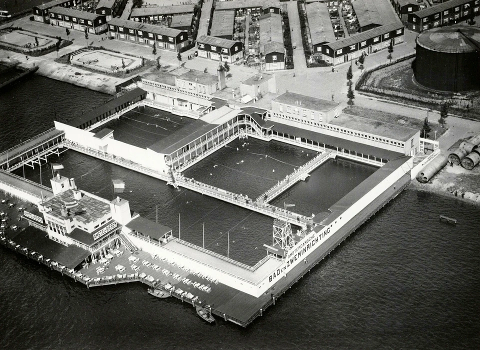 Badhuis Obelt vanuit de lucht. Let op de tanks van de Bataafse Petroleum Maatschappij rechts. (1925)