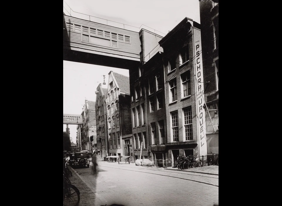 Beursstraat 85-99 loopbruggen van De Bijenkorf gezien vanaf Dam (1935)