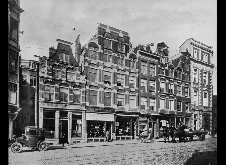 Beursstraat 2-12 (v.r.n.l) van Rokin naar Dam (ca.1900)