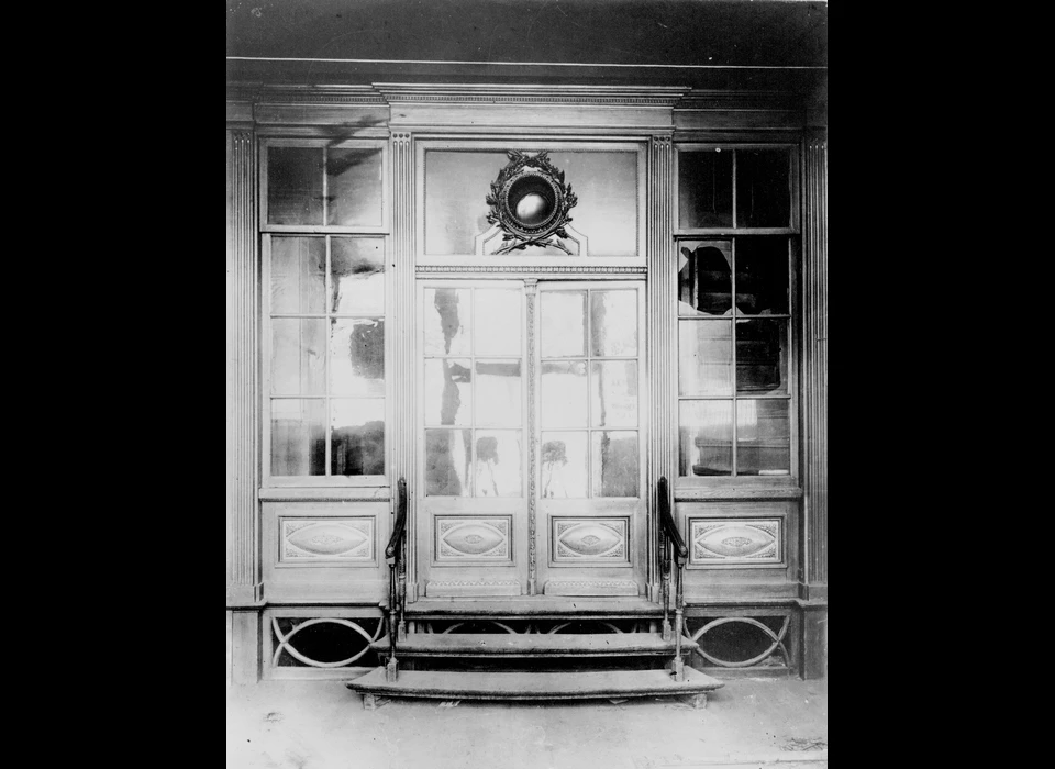 Rokin 4 (Beursstraat 6), in 1913 gesloopt. De deurpartij in Louis XVI-stijl is overgebracht naar de P.C.Hooftstraat 172 (1913)