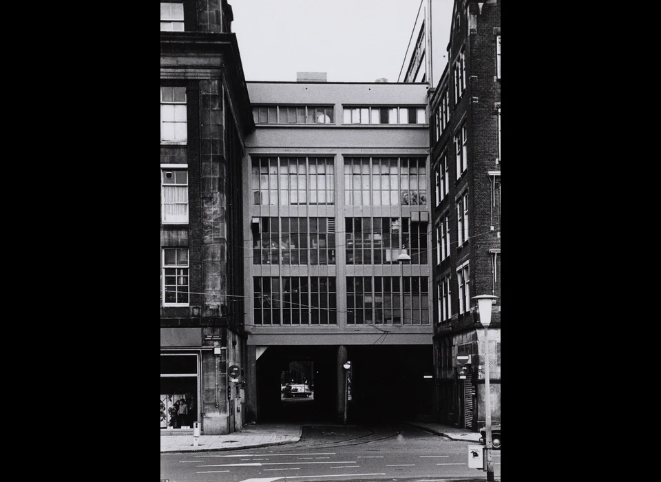 Beursstraat, gezien vanaf de Dam (1974)