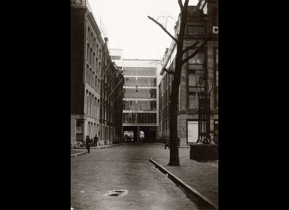 Beursstraat, gezien vanaf het Beursplein naar de Vijgendam (1938)