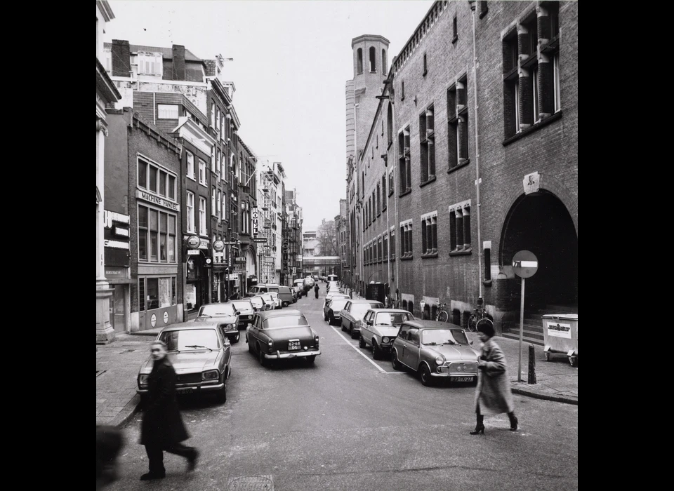Beursstraat van Oudebrugsteeg naar Beursplein (1980)