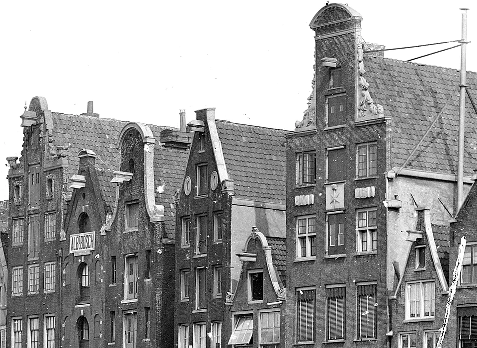 Beursstraat 31-43 geveltoppen (1875)