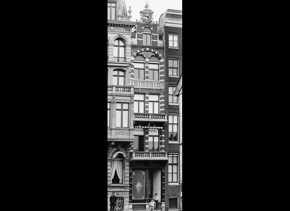 Beursstraat 53 Tailor D.Beijer met voor de deur Jacob Olie jr. en Jan Olie (ca.1890)